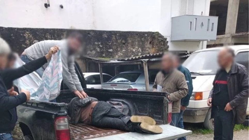 Απίστευτο: Τον μετέφεραν στο νοσοκομείο σε καρότσα αγροτικού γιατί δεν υπήρχε ασθενοφόρο!